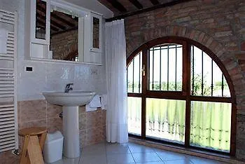 Agriturismo-r&b Corte Dei Gioghi مزرعة للإقامة *